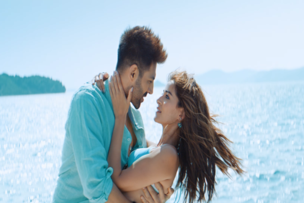 Kartik Aaryan and Ananya Panday in Tu Meri Main Tera trailer scene